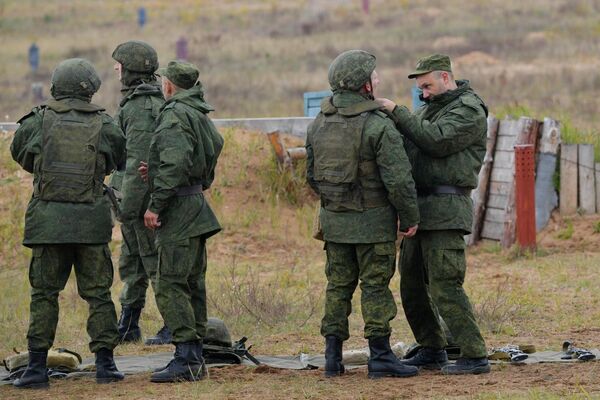 الجنود خلال التدريب القتالي في ساحة تدريب عسكرية في منطقة لينينغراد الروسية - سبوتنيك عربي
