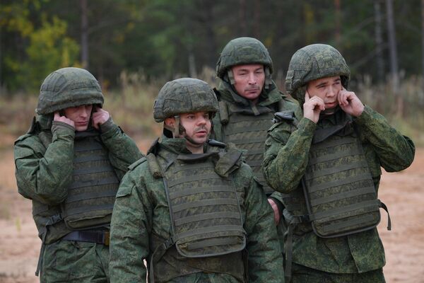 الجنود الذين تم استدعاؤهم أثناء تدريب في ميدان  عسكري في منطقة لينينغراد الروسية - سبوتنيك عربي