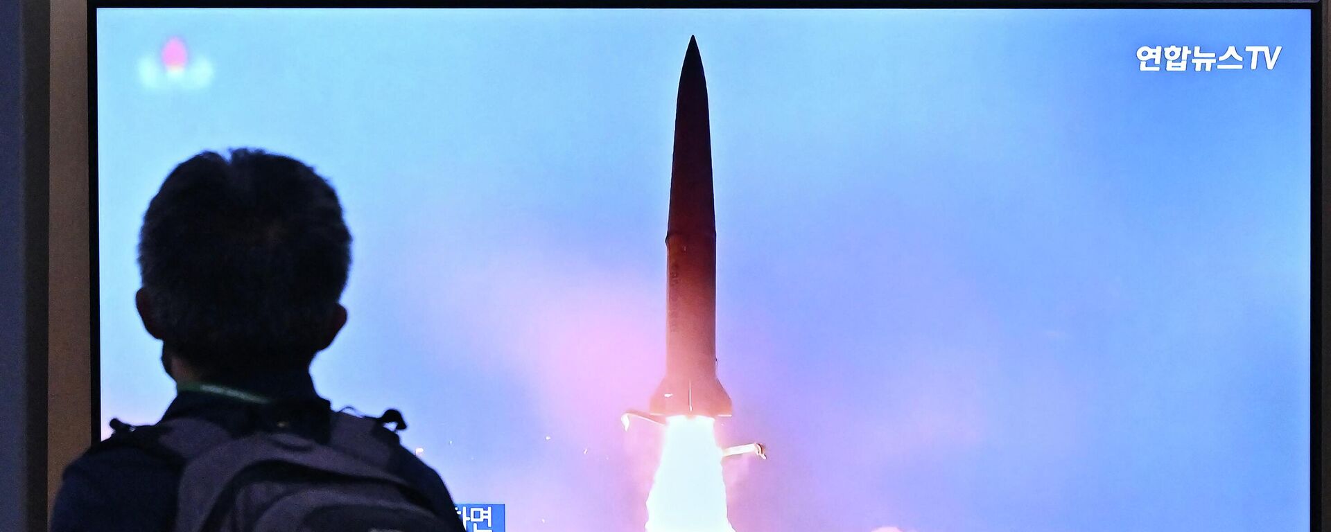 رجل أمام شاشة تلفزيونية تظهر بثًا إخباريًا لتجربة صاروخ لـ كوريا الشمالية 29 سبتمبر 2022 - سبوتنيك عربي, 1920, 06.04.2023