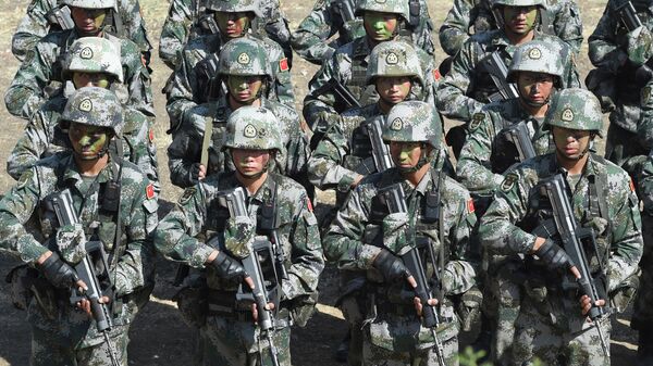 جنود جيش التحرير الشعبي الصيني يصطفون بعد المشاركة في مناورة لمكافحة الإرهاب خلال التدريبات الهندية الصينية المشتركة السادسة يدا بيد 2016 في لواء مشاة HQ 330 ، في Aundh في منطقة Pune ، على بعد حوالي 145 كيلومترًا جنوب شرق البلاد. مومباي ، في 25 نوفمبر 2016. - سبوتنيك عربي