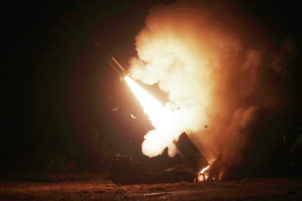 في هذه الصورة التي قدمتها وزارة الدفاع في كوريا الجنوبية، وهي عبارة عن إطلاق صاروخ تكتيكي للجيش أو ATACMS، يتم إطلاق صاروخ خلال مناورة عسكرية مشتركة بين الولايات المتحدة وكوريا الجنوبية في مكان غير معلوم في كوريا الجنوبية، 5 أكتوبر 2022. - سبوتنيك عربي