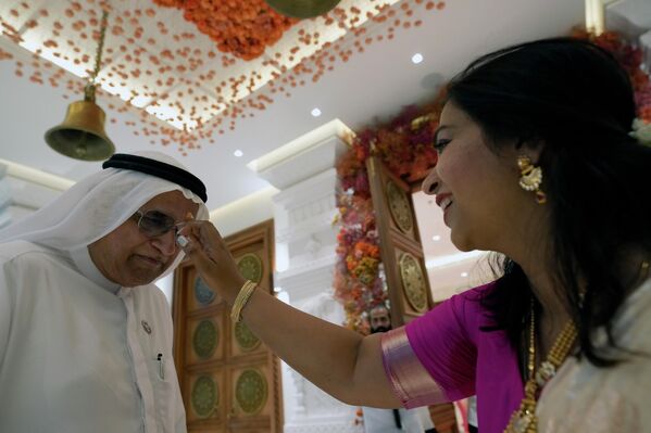 امرأة أثناء مباركة ضيف إماراتي خلال حفل افتتاح المعبد الهندوسي الجديد، في دبي، الإمارات العربية المتحدة، 4 أكتوبر 2022. - سبوتنيك عربي
