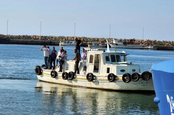 تعويم فرح ستار 2 في ميناء بانياس بمحافظة طرطوس في سوريا  - سبوتنيك عربي
