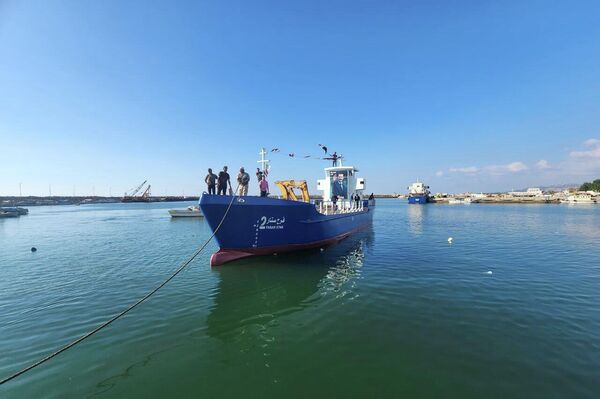 تعويم فرح ستار 2 في ميناء بانياس بمحافظة طرطوس في سوريا  - سبوتنيك عربي