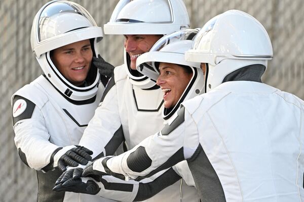 (من اليسار إلى اليمين) رائدة الفضاء الروسية آنا كيكينا، ورائد الفضاء في ناسا جوش كاسادا، ورائد الفضاء في ناسا نيكول مان، ورائد الفضاء الياباني كويتشي واكاتا، يصلون قبل إطلاق صاروخ سبيس إكس فالكون 9، الذي يحمل Crew5 Dragon، في مركز كينيدي للفضاء في فلوريدا في 5 أكتوبر 2022. - سبوتنيك عربي
