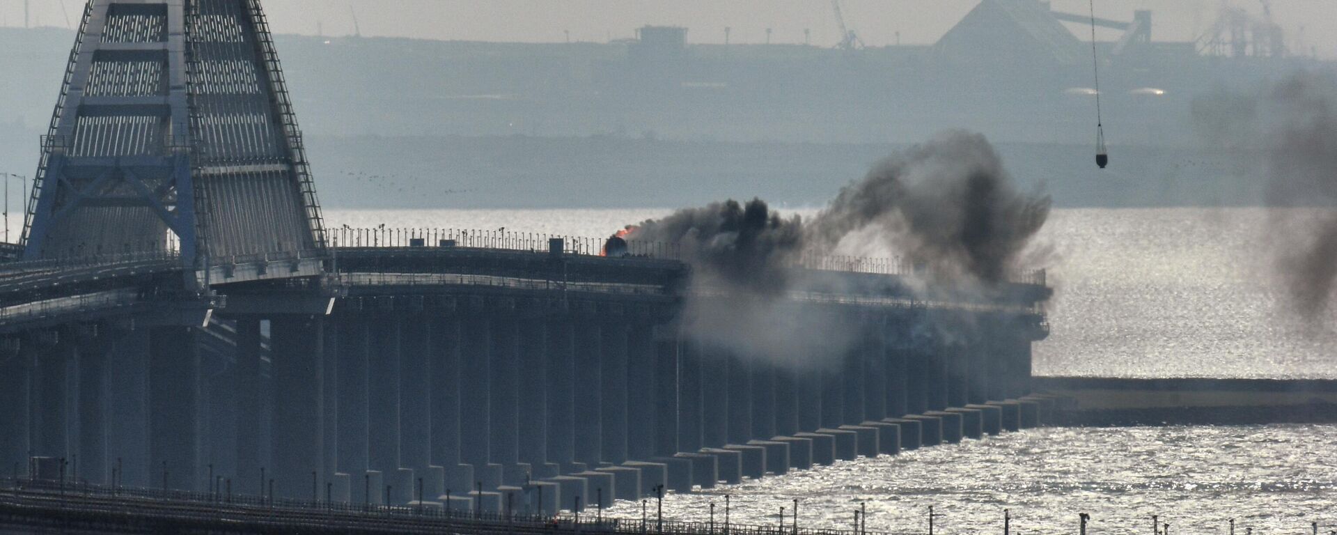 الطوارئ الروسية تعلن إخماد الحريق في صهاريج الوقود على جسر القرم
 - سبوتنيك عربي, 1920, 09.10.2022