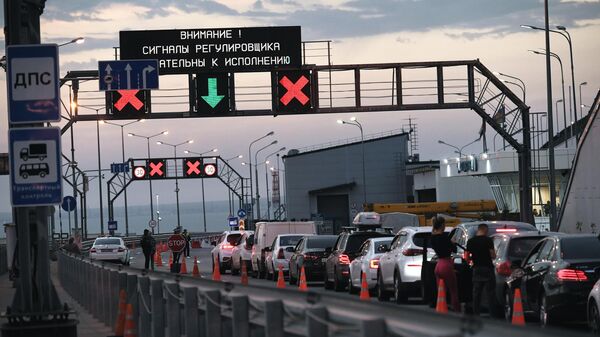 جسر القرم الروسي بعد حادث انفجار، 8 أكتوبر 2022 - سبوتنيك عربي