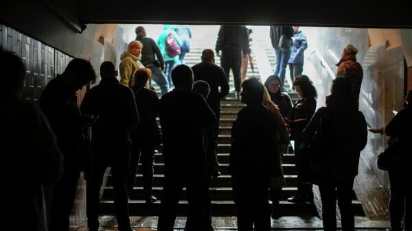 المواطنون الأوكرانيون يلجأون إلى مترو الأنفاق في كييف، أوكرانيا - سبوتنيك عربي