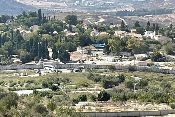مستوطنون يهود يقتحمون منطقة المسعودية الأثرية والجيش الإسرائيلي يغلق مداخل مدينة نابلس بعد مقتل جندي قرب مستوطنة شافي شمرون
 - سبوتنيك عربي