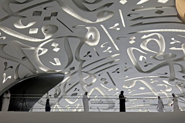 زوار داخل متحف المستقبل في دبي، الإمارات العربية المتحدة،  11 أكتوبر 2022 - سبوتنيك عربي