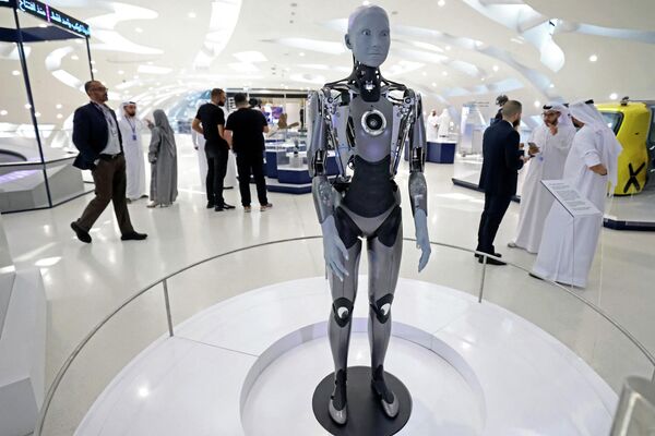 الروبوت الشبيه بالإنسان أميكا (Ameca) يرحب بالزوار في متحف دبي للمستقبل، الإمارات العربية المتحدة 11 أكتوبر 2022. - سبوتنيك عربي