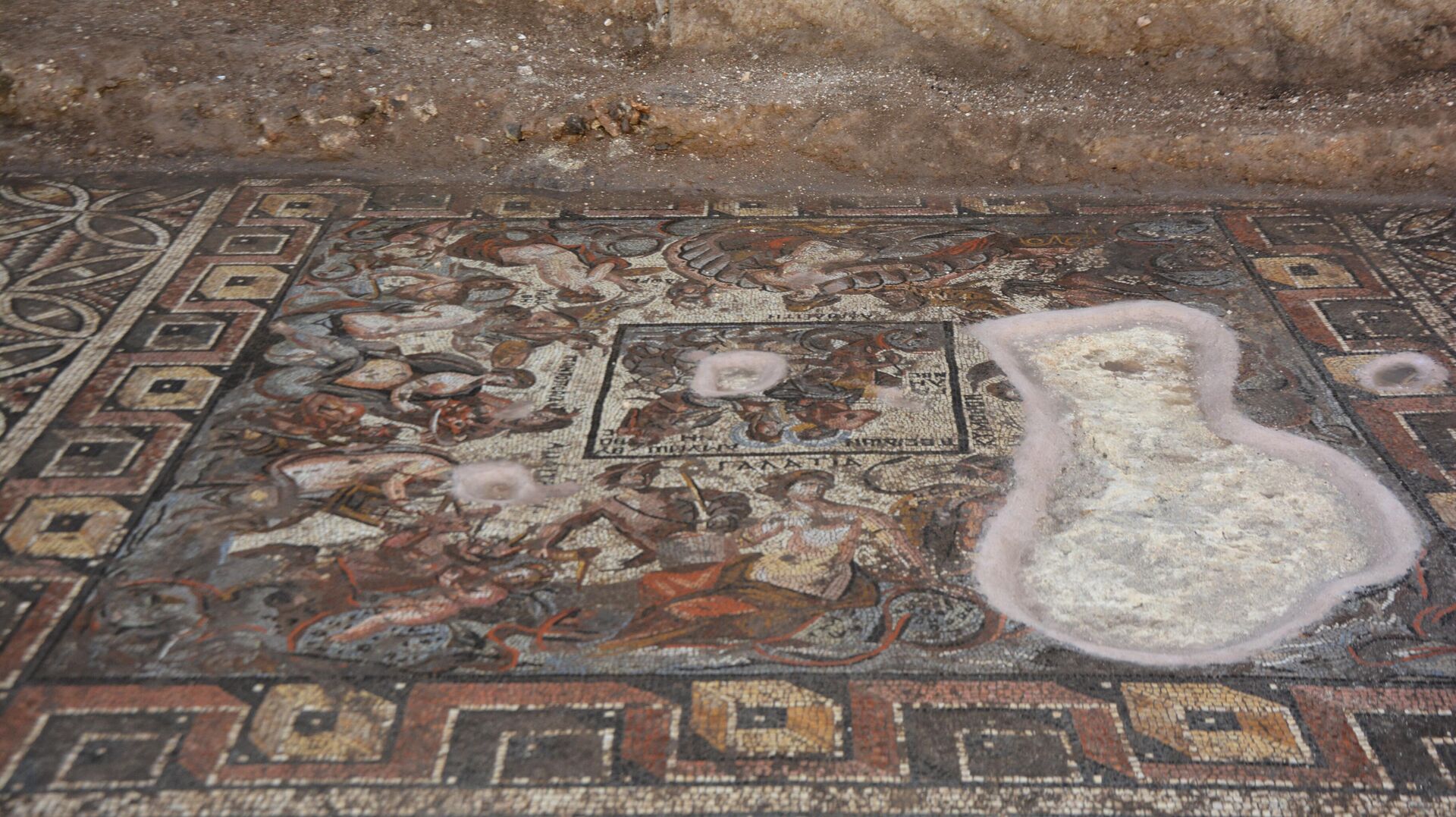 اكتشاف لوحة فسيفسائية، تعتبر الأندر عالمياً، في مدينة (الرستن الفوقاني) في محافظة حمص وسط سوريا - سبوتنيك عربي, 1920, 12.10.2022