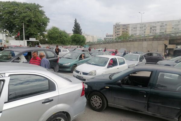  أزمة وقود في تونس تقود أصحاب السيارات إلى الانتظار لساعات في طوابير أمام محطات الوقود - سبوتنيك عربي