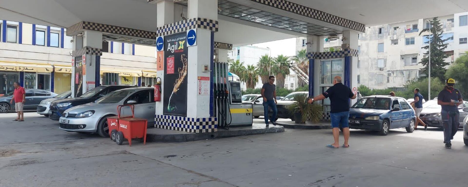  أزمة وقود في تونس تقود أصحاب السيارات إلى الانتظار لساعات في طوابير أمام محطات الوقود - سبوتنيك عربي, 1920, 23.11.2022