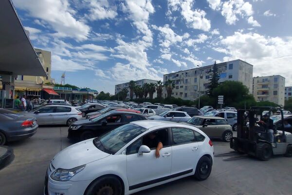  أزمة وقود في تونس تقود أصحاب السيارات إلى الانتظار لساعات في طوابير أمام محطات الوقود - سبوتنيك عربي