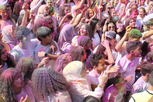 مئات الشبان والشابات يتراشقون بالألوان الزاهية خلال (مهرجان الألوان) بدمشق - سبوتنيك عربي