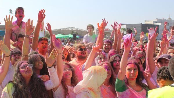 مئات الشبان والشابات يتراشقون بالألوان الزاهية خلال (مهرجان الألوان) بدمشق - سبوتنيك عربي