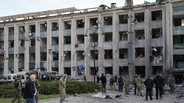 Здание городской администрации в центре Донецка, поврежденное в результате обстрела со стороны ВСУ - سبوتنيك عربي