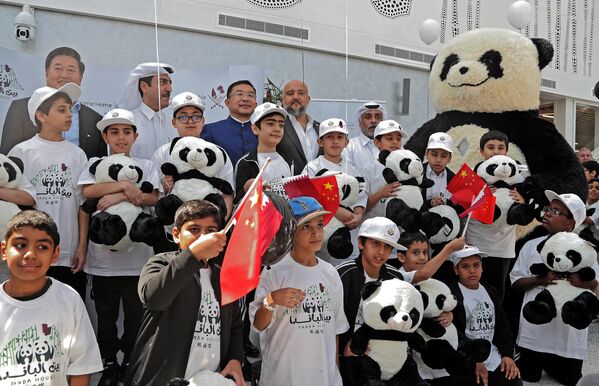 أطفال يحملون لعبة باندا محشوة لالتقاط صورة في حديقة الباندا في الخور، قطر 19 أكتوبر 2022. - سبوتنيك عربي