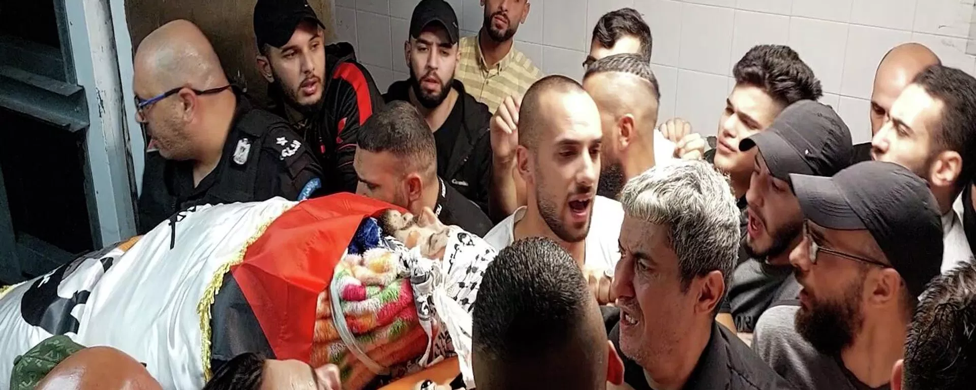 آلاف الفلسطينيين يشيعون جثمان القيادي في مجموعة عرين الأسود تامر الكيلاني بمدينة نابلس آلاف الفلسطينيين يشيعون جثمان القيادي في مجموعة عرين الأسود تامر الكيلاني بمدينة نابلس - سبوتنيك عربي, 1920, 22.02.2023