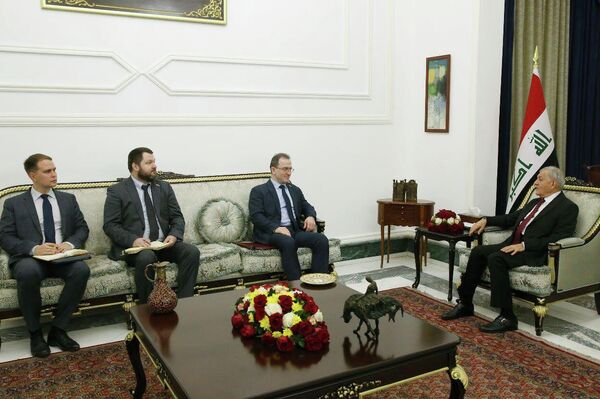 الرئيس العراقي عبد اللطيف جمال رشيد أثناء استقباله السفير الروسي البروس كوتراشيف - سبوتنيك عربي