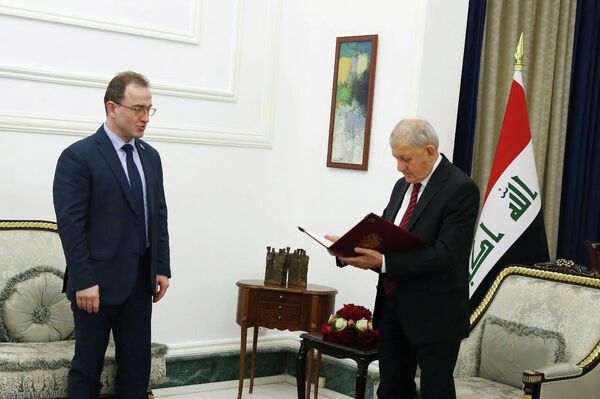 الرئيس العراقي عبد اللطيف جمال رشيد أثناء استقباله السفير الروسي البروس كوتراشيف - سبوتنيك عربي