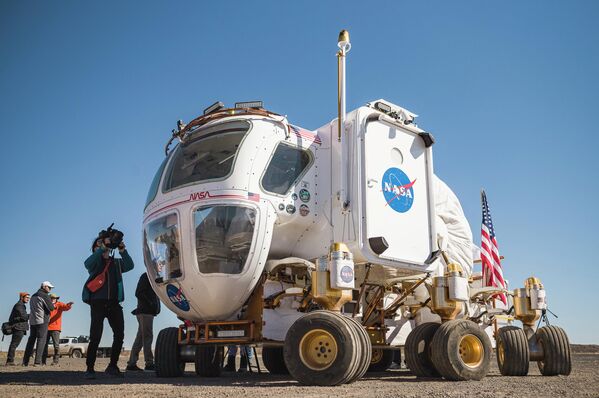 يقف أعضاء وسائل الإعلام بجوار نموذج أولي لمركبة القمر لمهمات Artemis المستقبلية في Black Point Lava Flow بالقرب من Flagstaff، أريزونا، في 24 أكتوبر 2022. - سبوتنيك عربي