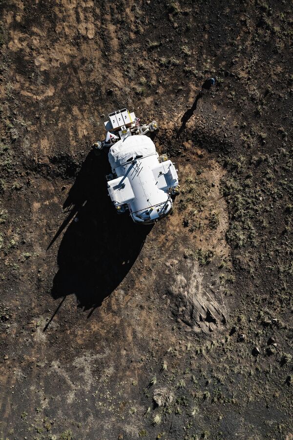 يتدرب أعضاء فريق أبحاث الصحراء ودراسات التكنولوجيا (Desert RATS) التابع لوكالة ناسا على نموذج أولي لمركبة القمر لبعثات Artemis المستقبلية في Black Point Lava Flow بالقرب من Flagstaff، أريزونا، 24 أكتوبر 2022.  - سبوتنيك عربي