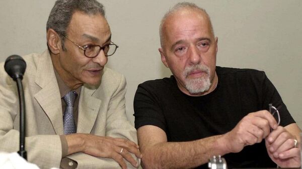 الكاتب المصري بهاء طاهر (على اليسار) والكاتب البرازيلي باولو كويلو - سبوتنيك عربي