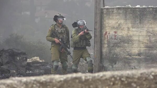 القوات الإسرائيلية تصوب نحو الشبان الفلسطينيين المتظاهرين في الضفة الغربية - سبوتنيك عربي