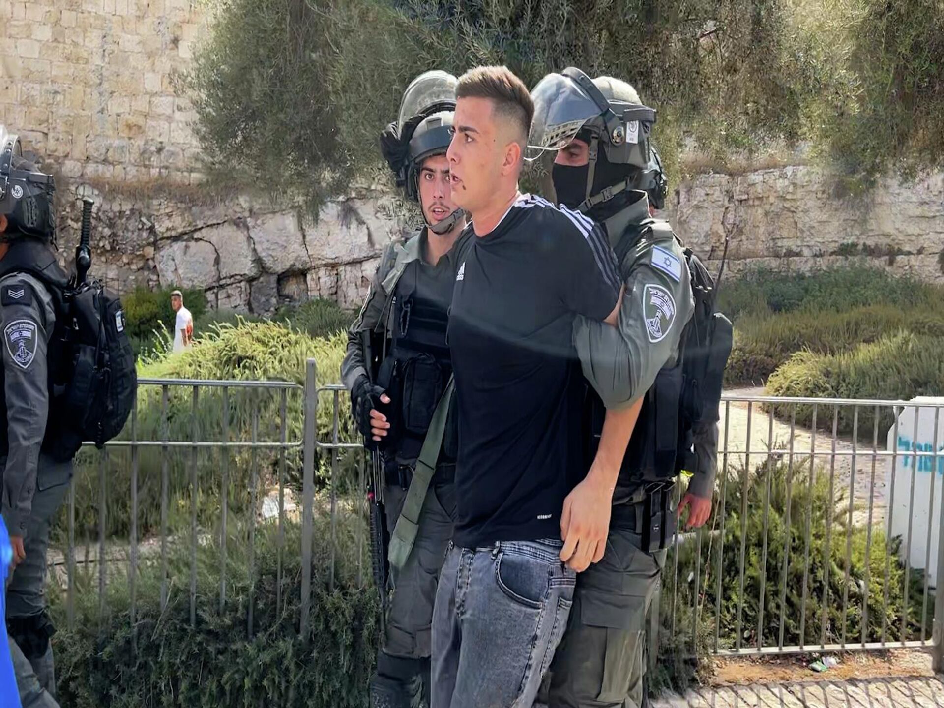 قوات الشرطة الإسرائيلية تعتقل أحد الشبان الفلسطينيين المتظاهرين في الضفة الغربية - سبوتنيك عربي, 1920, 28.10.2022