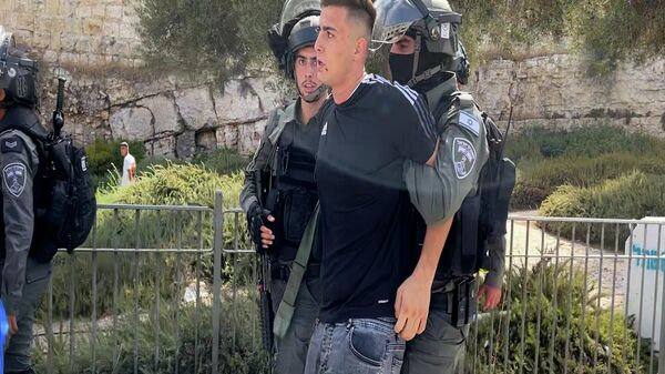 قوات الشرطة الإسرائيلية تعتقل أحد الشبان الفلسطينيين المتظاهرين في الضفة الغربية - سبوتنيك عربي