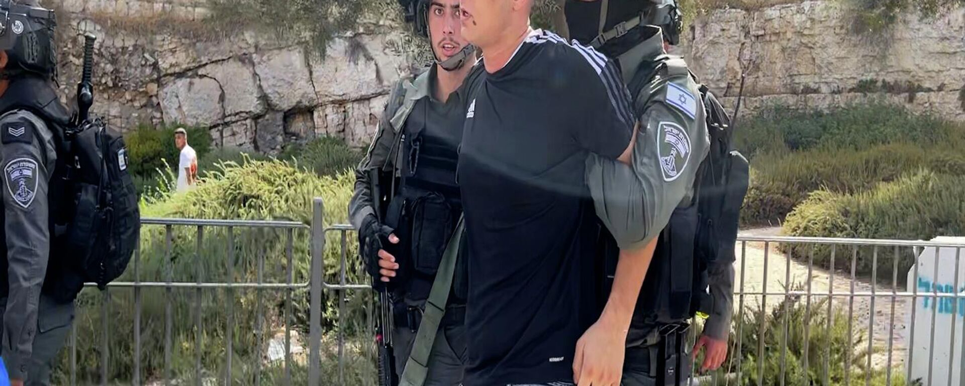 قوات الشرطة الإسرائيلية تعتقل أحد الشبان الفلسطينيين المتظاهرين في الضفة الغربية - سبوتنيك عربي, 1920, 23.12.2022