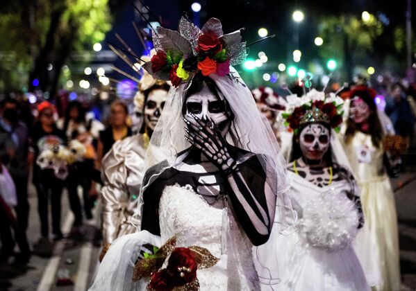 يشارك الناس في موكب كاترينا، الذي يمثل شخصية كاترينا للاحتفال بيوم الموتى، في مكسيكو سيتي، المكسيك 23 أكتوبر 2022. - سبوتنيك عربي