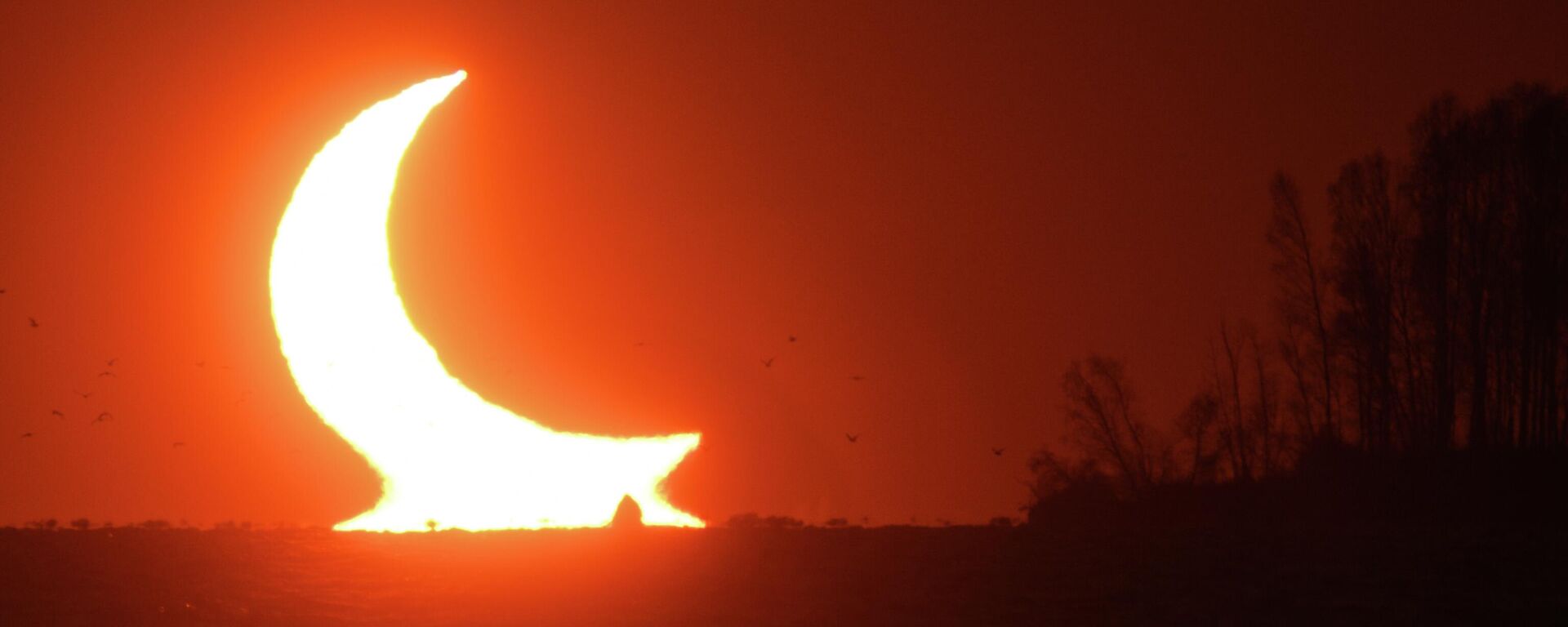كسوف جزئي للشمس يظهر عند غروب الشمس بالقرب من نوفوسيبيرسك، روسيا 25 أكتوبر 2022 - سبوتنيك عربي, 1920, 07.06.2023