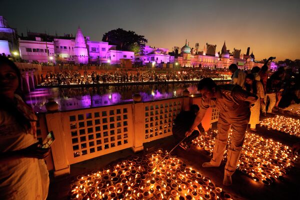 يضيء الناس المصابيح على ضفاف نهر ساريو في أيوديا، الهند، 23 أكتوبر 2022. - سبوتنيك عربي