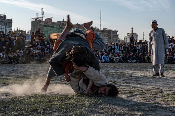 يتنافس المصارعون الأفغان في منافسة تقليدية لمصارعة الطين خلال عطلة نهاية الأسبوع في ملعب شامان هوزوري في كابول، أفغانستان 21 أكتوبر 2022. - سبوتنيك عربي