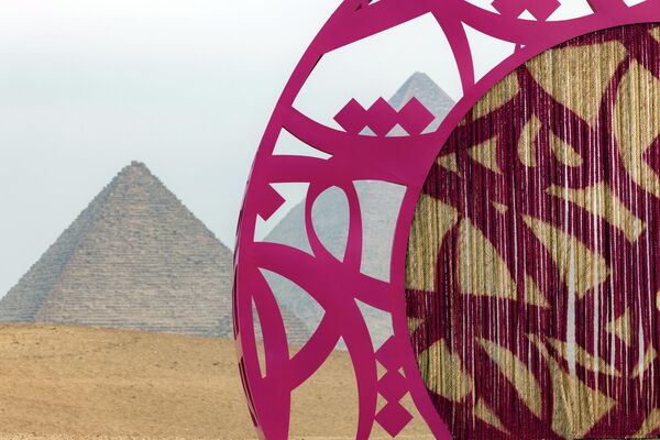 تركيب فني للفنان التونسي السيد، بعنوان أسرار الزمن، يقع على هضبة الأهرامات في الجيزة في مصر 27 أكتوبر 2022 - سبوتنيك عربي