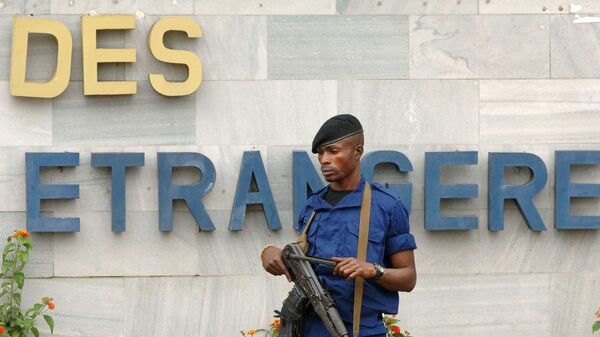 شرطي يحرس مدخل وزارة الخارجية في الكونغو الديمقراطية  - سبوتنيك عربي