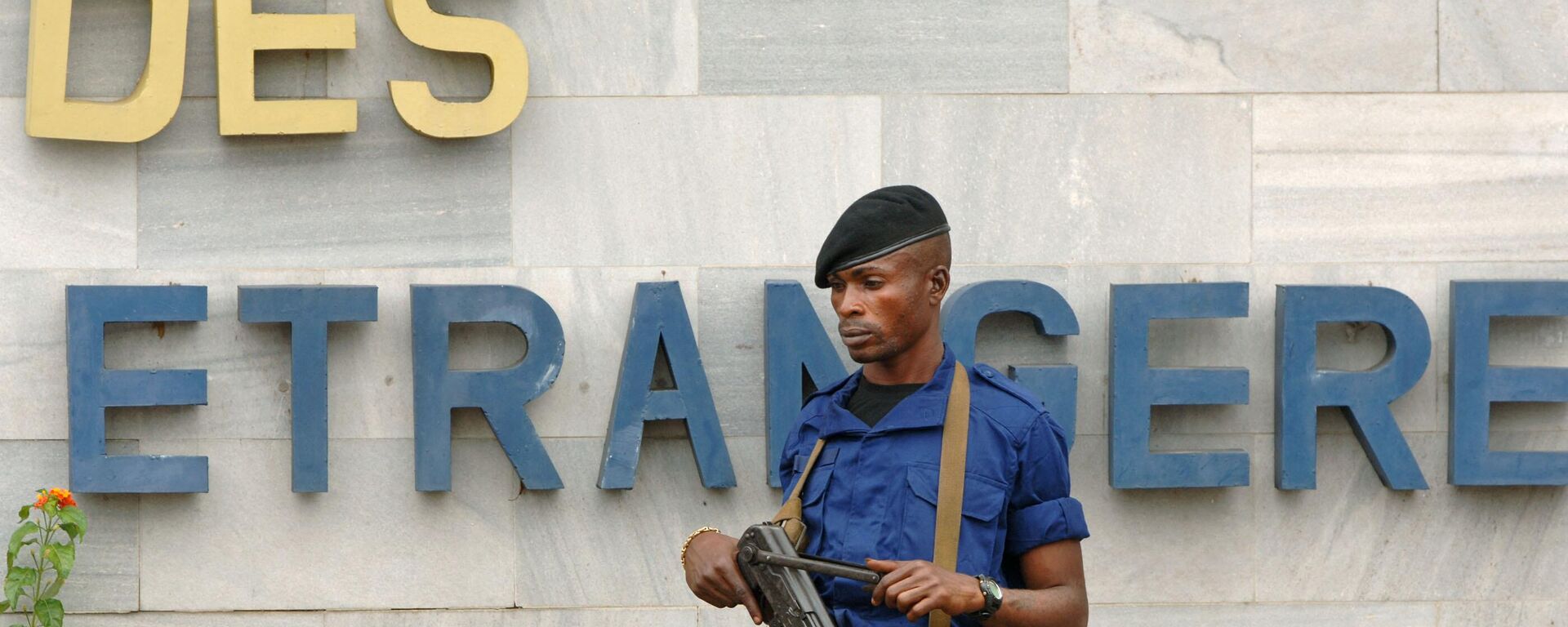 شرطي يحرس مدخل وزارة الخارجية في الكونغو الديمقراطية  - سبوتنيك عربي, 1920, 31.10.2022