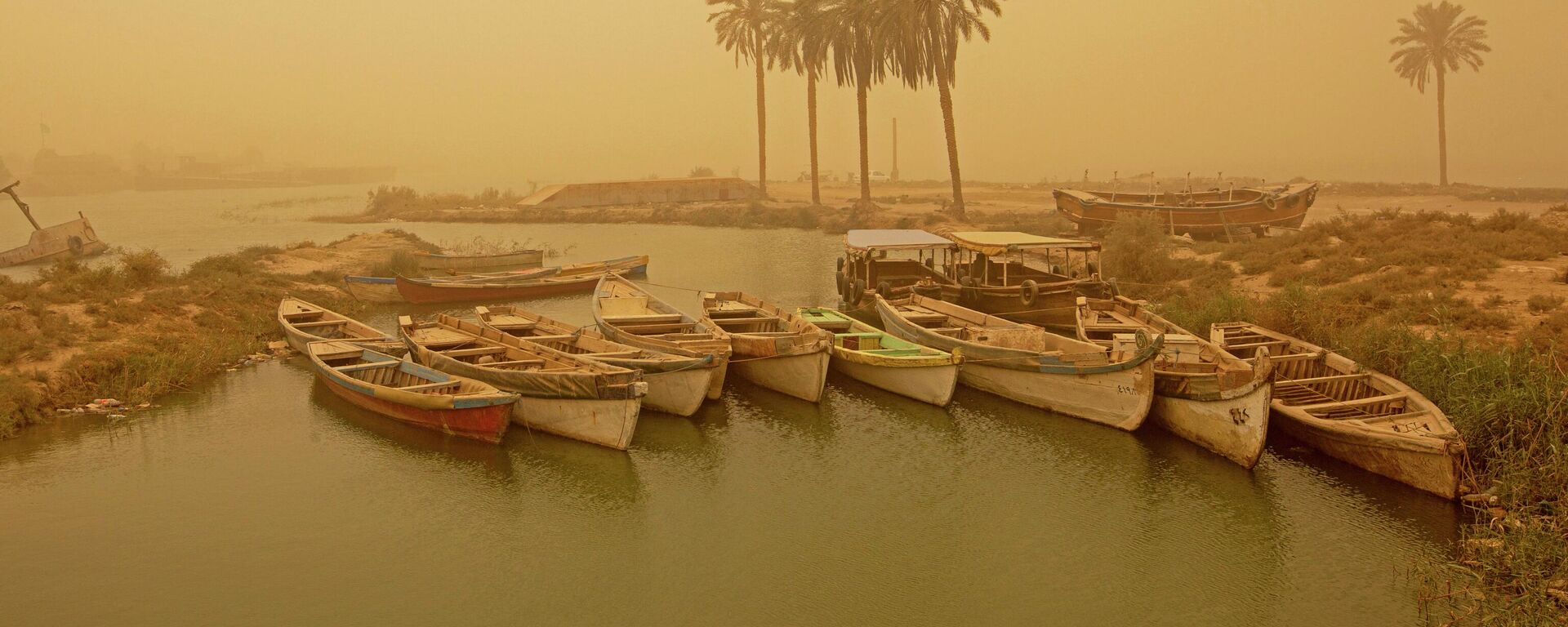 منظر عام يظهر قوارب أثناء العاصفة الرملية في مدينة البصرة جنوبي العراق، 2 نوفمبر 2022. - سبوتنيك عربي, 1920, 03.11.2022