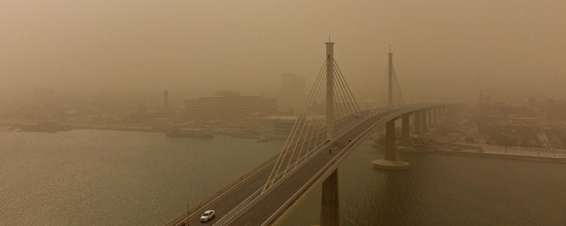 منظر عام يظهر جسر محمد باقر الصدر خلال عاصفة رملية في مدينة البصرة بجنوب العراق، 2 نوفمبر 2022. - سبوتنيك عربي, 1920, 27.05.2023
