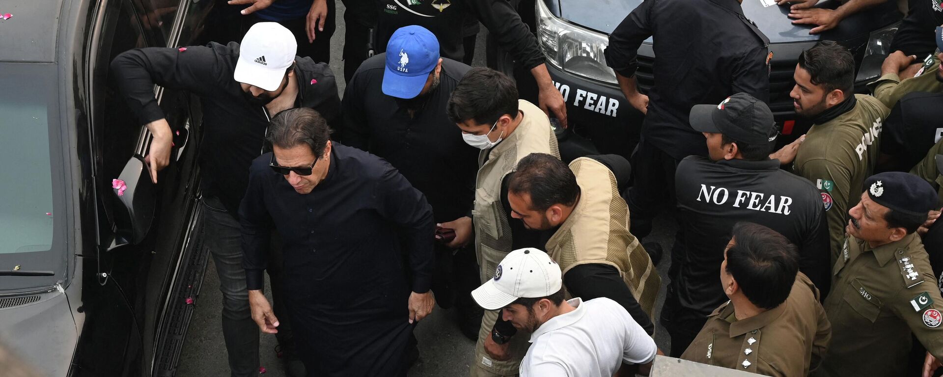 رئيس الوزراء الباكستاني السابق عمران خان وسط حشد من أنصاره  - سبوتنيك عربي, 1920, 18.03.2023