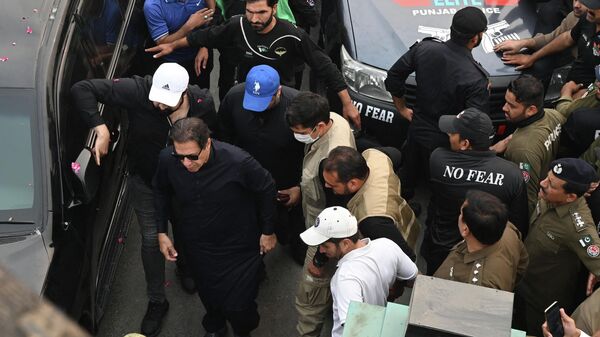 رئيس الوزراء الباكستاني السابق عمران خان وسط حشد من أنصاره  - سبوتنيك عربي