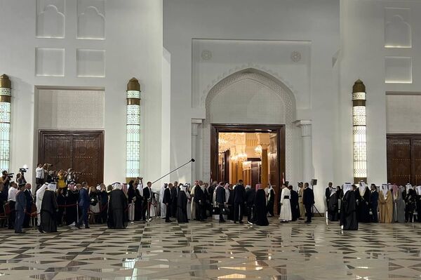 لحظة وصول البابا فرنسيس لقصر الصخير الملكي بالبحرين - سبوتنيك عربي