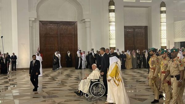 البابا فرنسيس يغادر قصر الصخير الملكي ضمن جولته في البحرين - سبوتنيك عربي