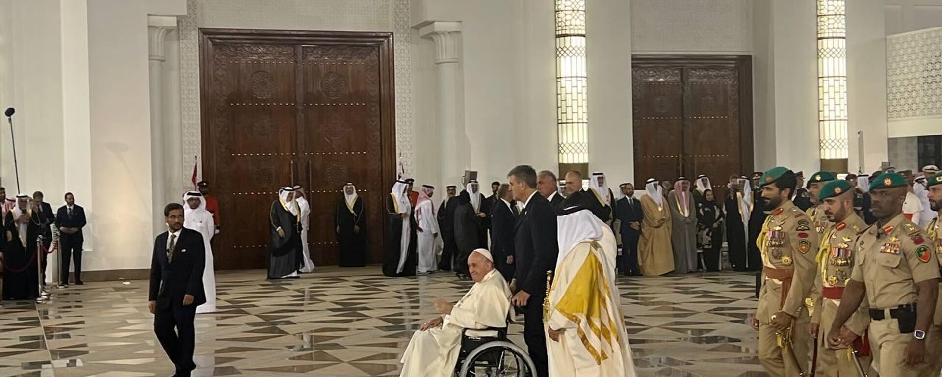 البابا فرنسيس يغادر قصر الصخير الملكي ضمن جولته في البحرين - سبوتنيك عربي, 1920, 04.11.2022