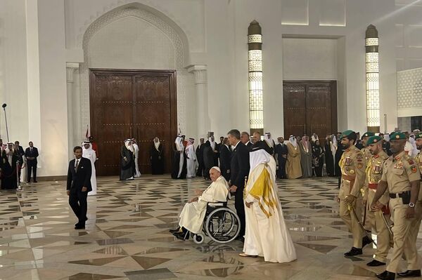 البابا فرنسيس يغادر قصر الصخير الملكي ضمن جولته في البحرين - سبوتنيك عربي