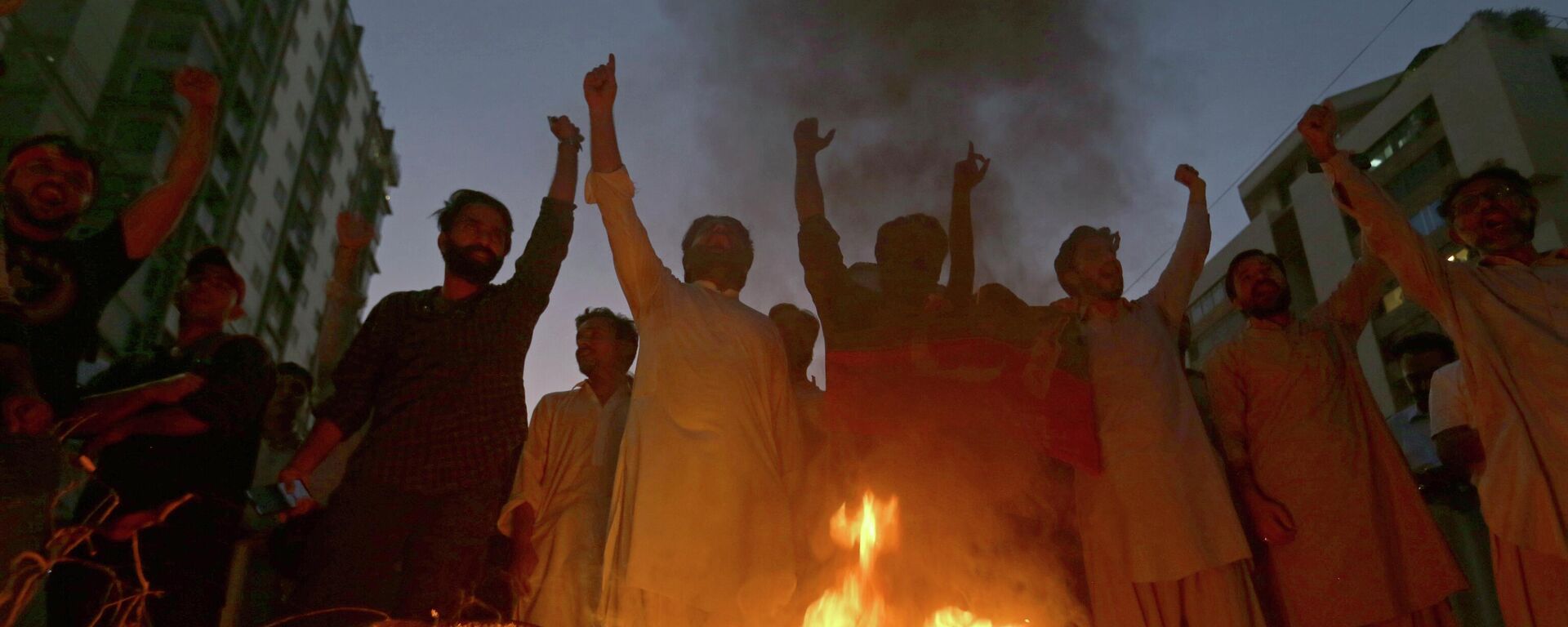 أنصار رئيس الوزراء الباكستاني السابق عمران خان يحرقون الإطارات اعتراضا على محاولة اغتياله، الخميس، 3 نوفمبر 2022 - سبوتنيك عربي, 1920, 04.11.2022