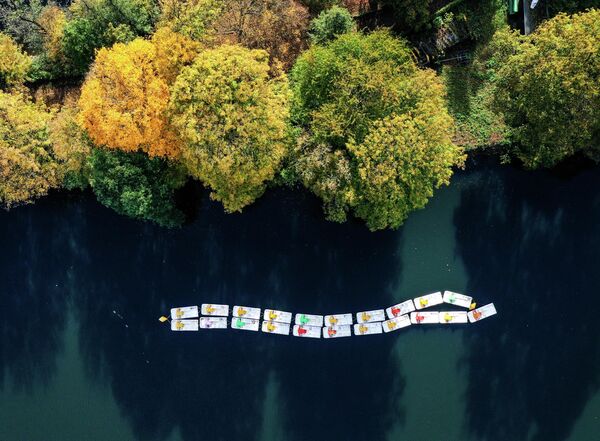 منظر جوي يظهر قوارب بدواسة في بحيرة هينجستي بالقرب من هاغن، غرب ألمانيا 19 أكتوبر 2022. - سبوتنيك عربي